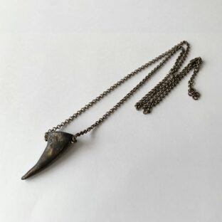 rose thorn pendant (antique gold)